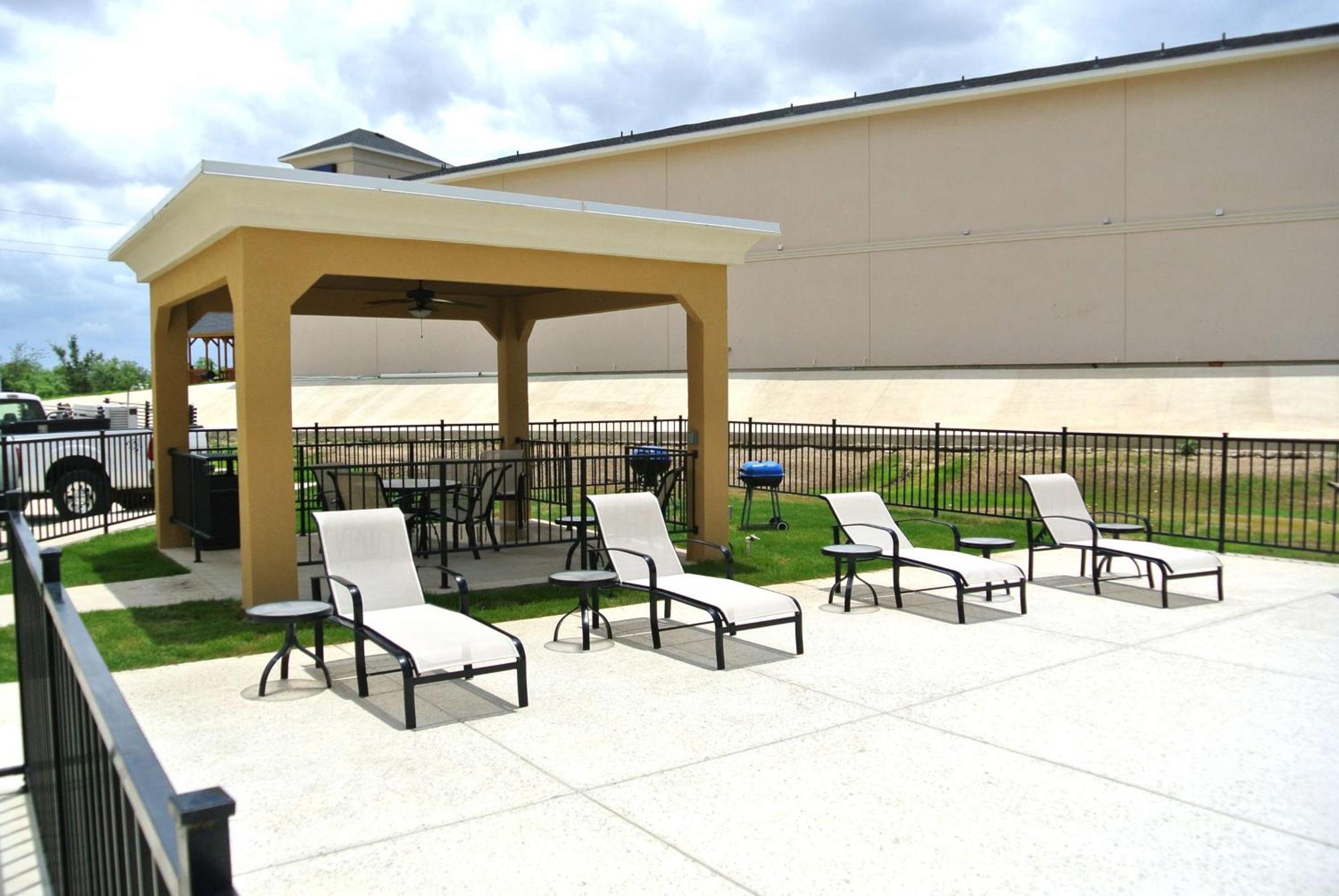 Hampton Inn Carrizo Springs Exterior photo
